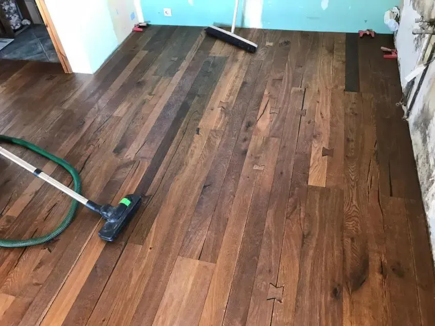 Frisch verlegter dunkler Holzboden während der Arbeiten