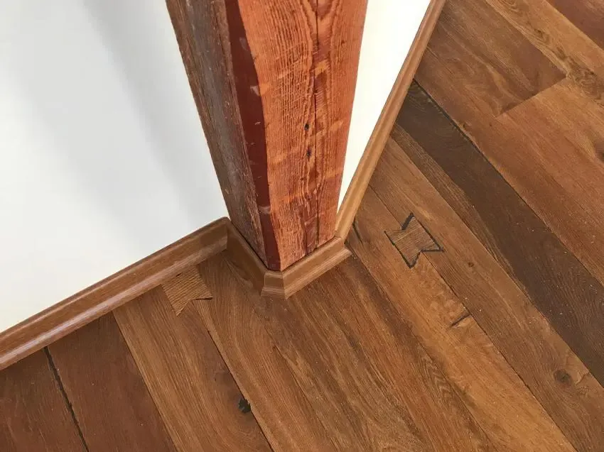 Sockelleiste um einen alten Holzbalken herum angepasst